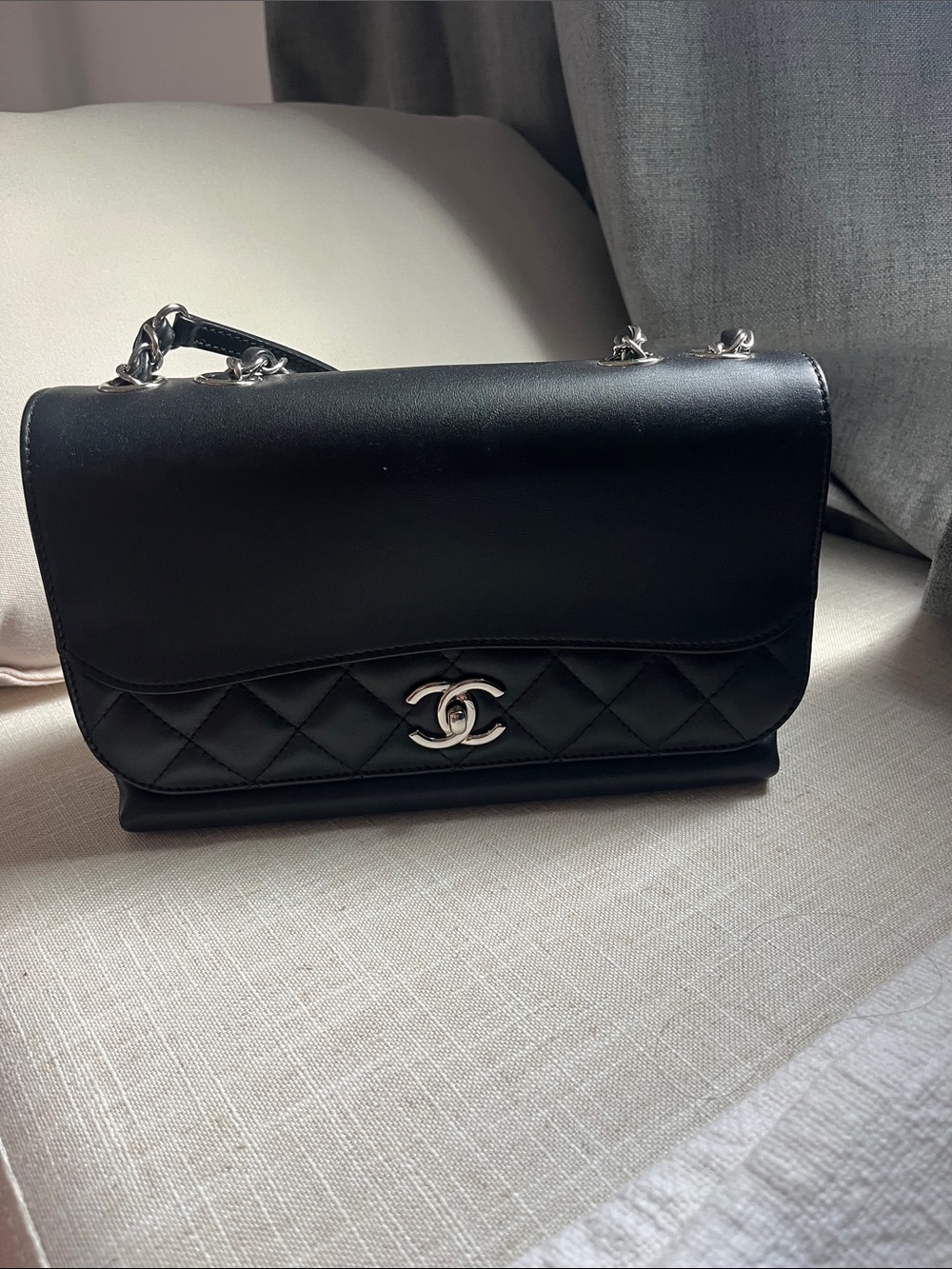 CHANEL Black Quilted Shoulder Bag with Silver Chain